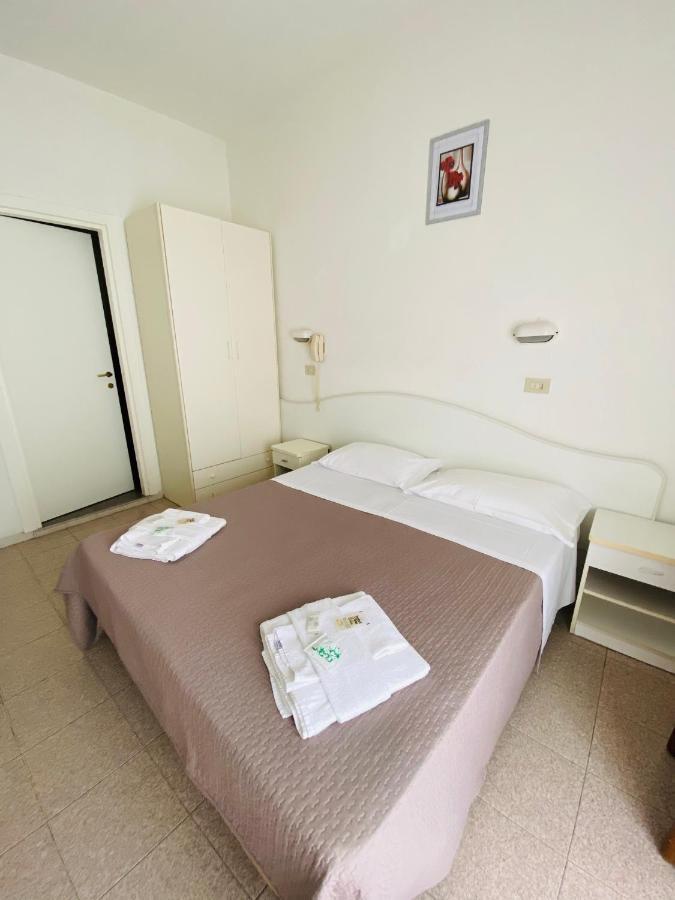 Hotel Luna Rossa Rimini Exterior photo